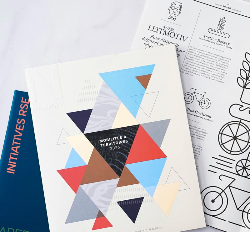 Brochure de design graphique avec formes géométriques colorées.
