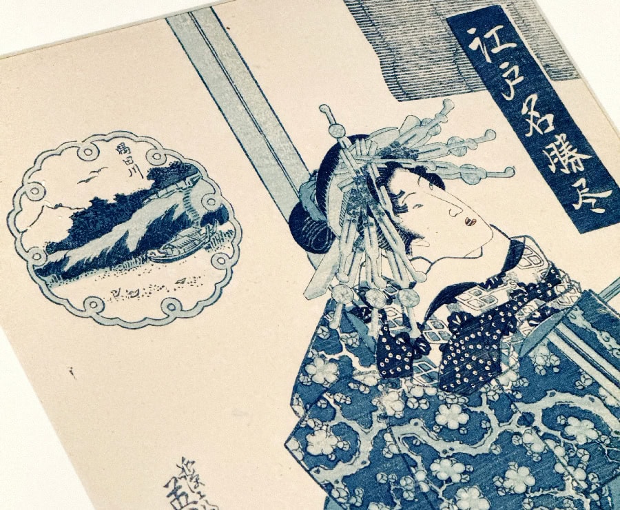 Femme en kimono traditionnel japonais avec accessoires, illustrée dans un style artistique.