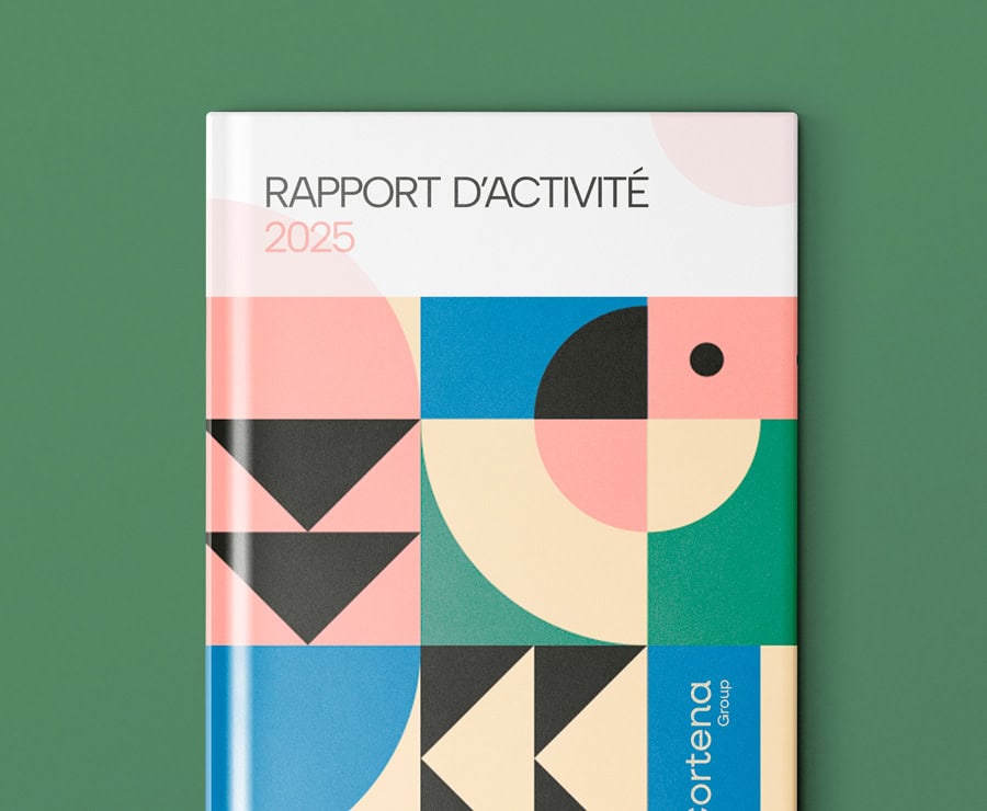Rapport d'activité 2025, couverture graphique moderne avec formes géométriques colorées.