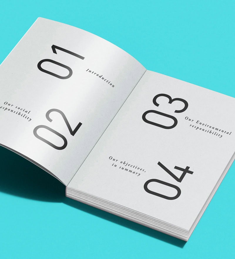 Livre ouvert avec pages numérotées 01 à 04, sur fond turquoise.