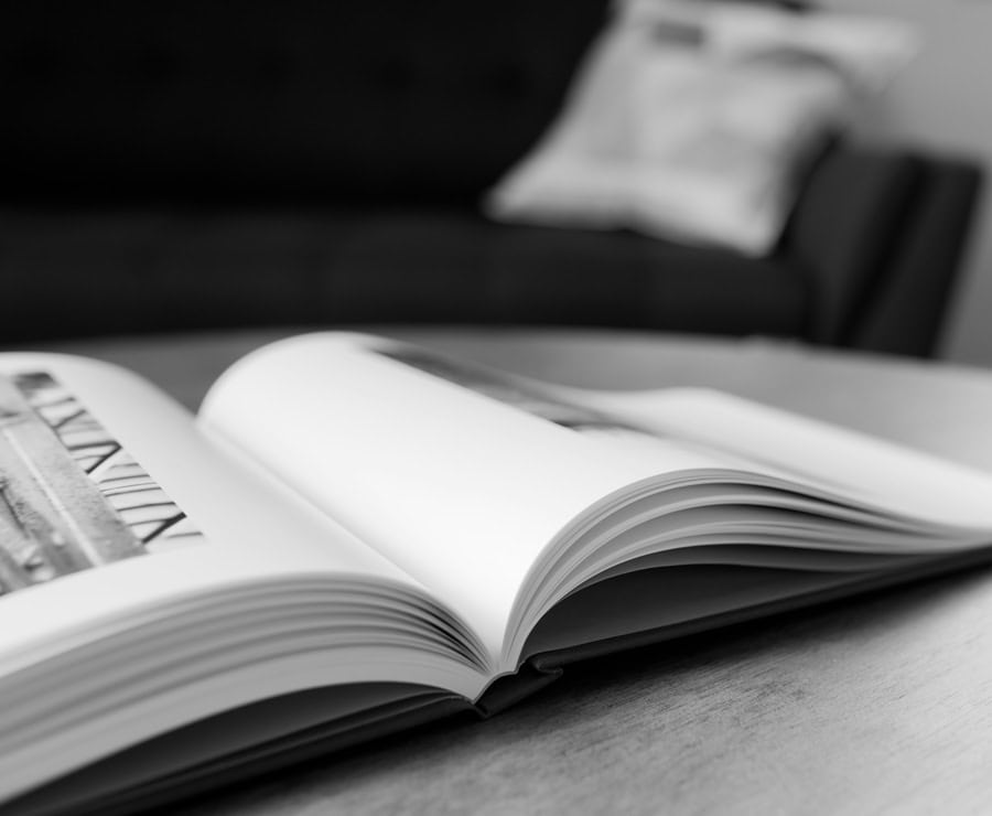 Photo d'un livre ouvert sur une table, illustrant un projet d'impression.