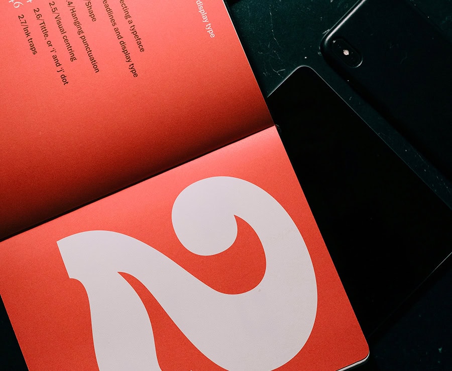 Panneau de brochure avec un design graphique coloré et typographie moderne.