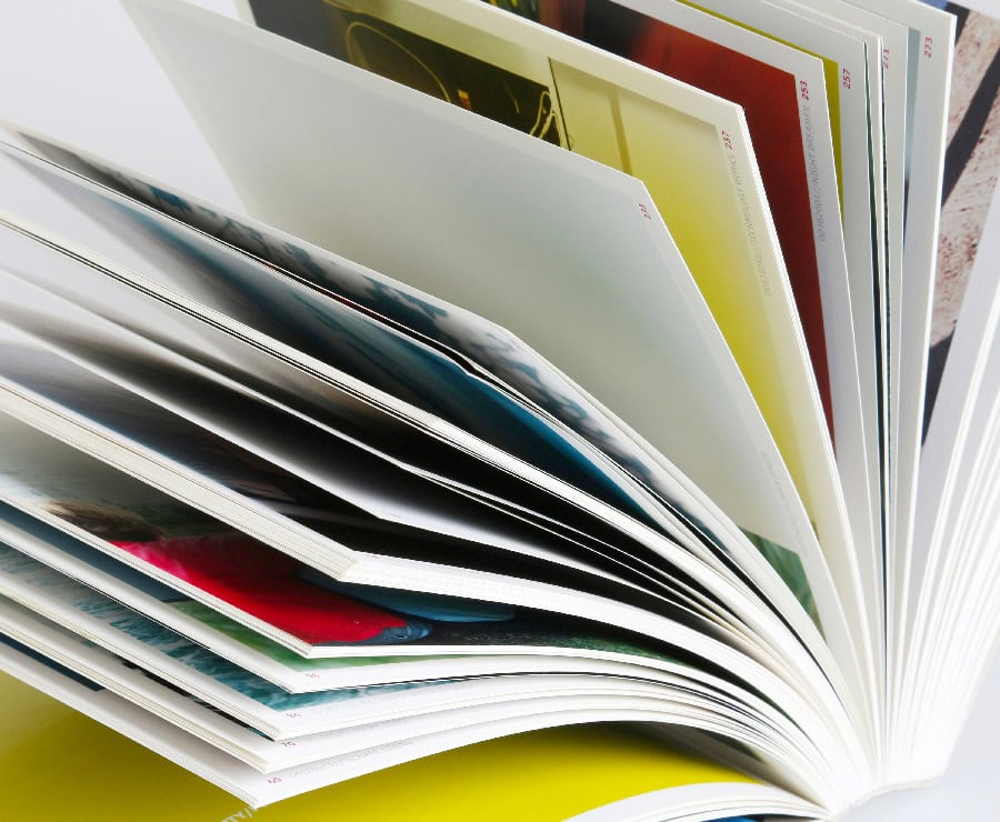 Livre de design graphique avec pages colorées et textures variées.