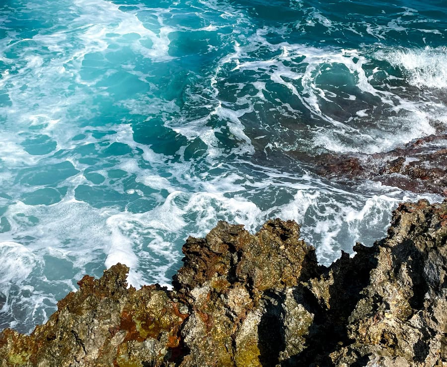 Vagues déferlantes sur des rochers au bord de la mer.