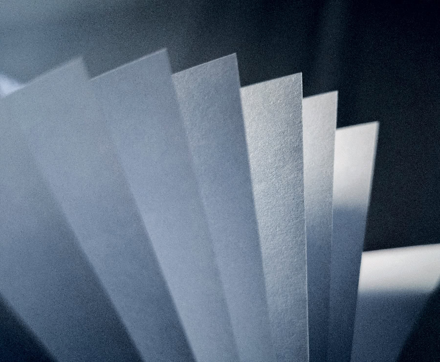 Papier d'invitation en kraft pour célébration d'engagements.