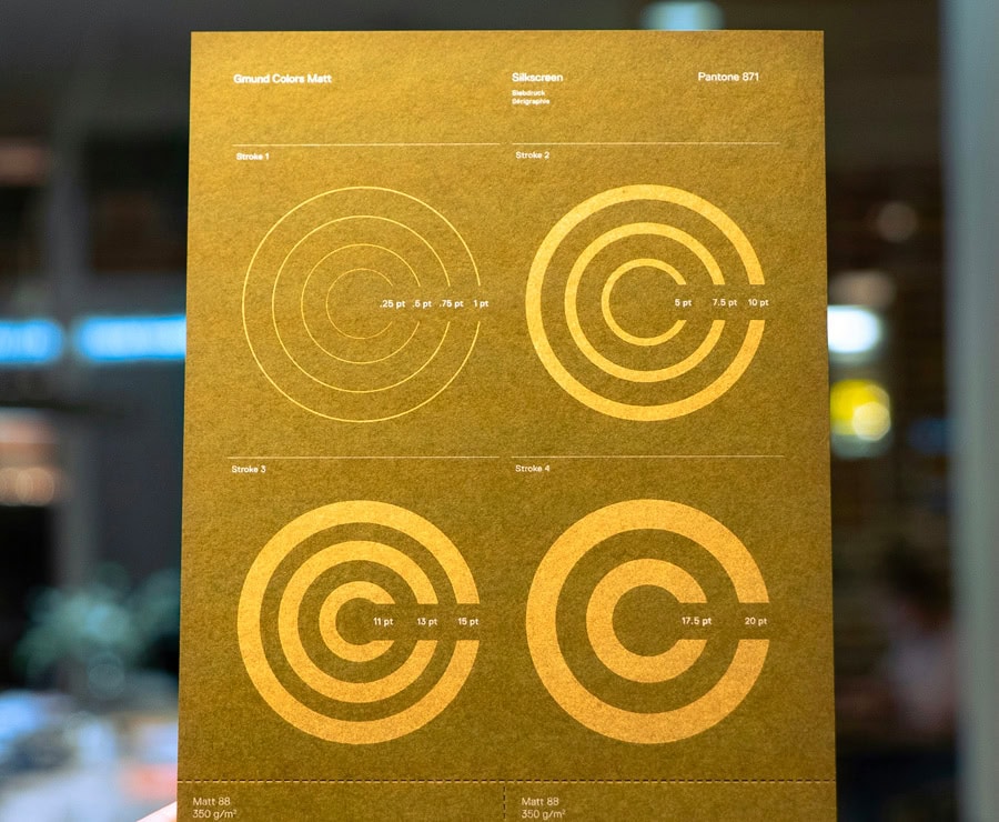 Échantillons de couleurs kraft pour impression et design graphique.