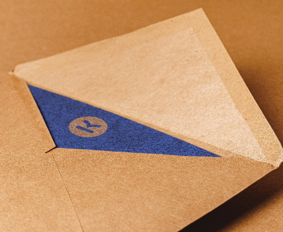 Couvercle en kraft avec logo bleu pour emballage écologique.