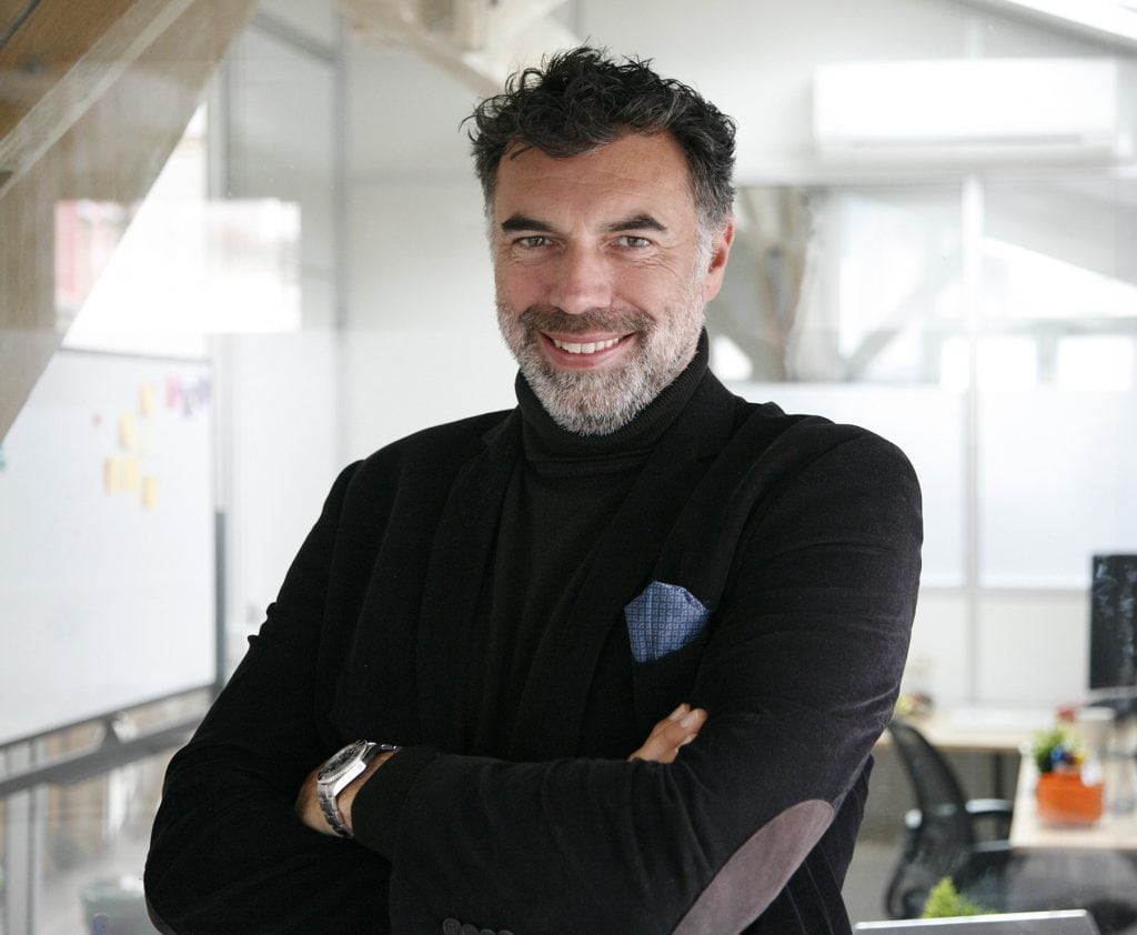 Homme professionnel en design graphique dans un bureau moderne.